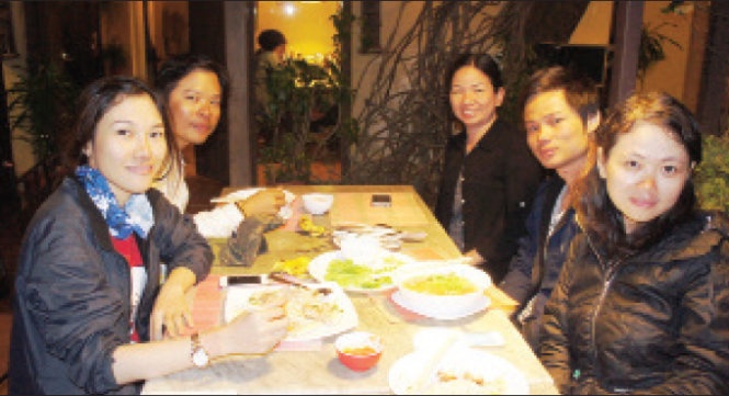 Chị Kim Ánh (thứ ba từ phải qua) và nhóm bạn của Cẩm Tú (bìa phải) về đến nhà hàng Phở 99 - Ảnh: Việt Phương