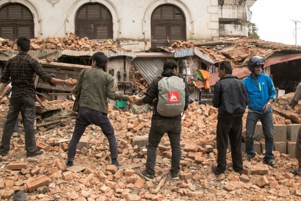 Nguoi dan Nepal xep hang truyen gach vo sau dong dat hinh anh