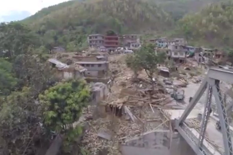 Thi tran bi co lap sau dong dat lich su nhin tu flycam hinh anh