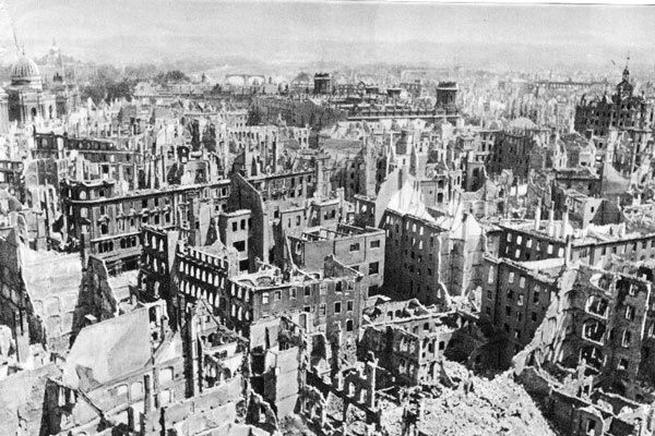 Thanh pho Duc truoc va sau tran bom khien 25.000 nguoi chet hinh anh