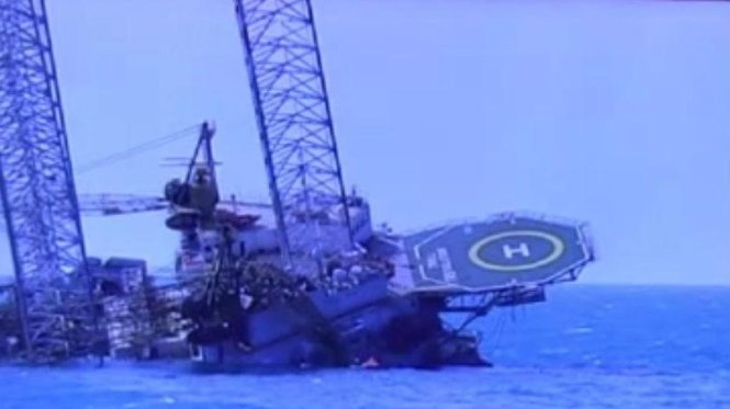 Sap gian khoan dau o Mexico, 2 nguoi chet hinh anh