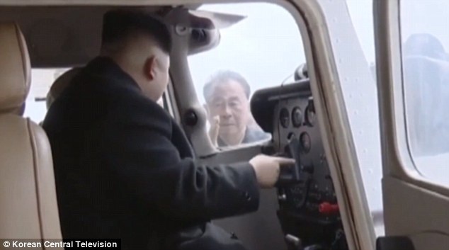 Trieu Tien tung video Kim Jong Un lai may bay hinh anh
