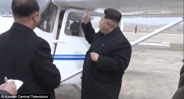 Kim Jong Un lai may bay hinh anh