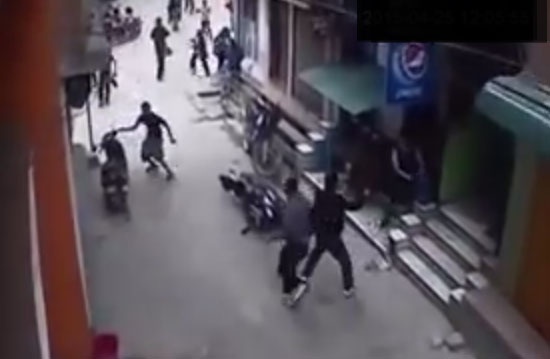 Duong pho Nepal rung chuyen trong dong dat 7,3 do Richter hinh anh