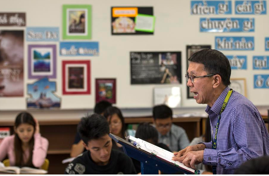 Ben trong lop day tieng me de cho hoc sinh goc Viet o My hinh anh