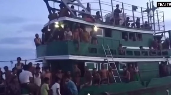 Thuyen cho nguoi ti nan bi co lap o gan bien Thai Lan hinh anh