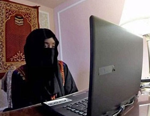 Chien binh IS du thieu nu 15 tuoi lam vo nhu the nao? hinh anh