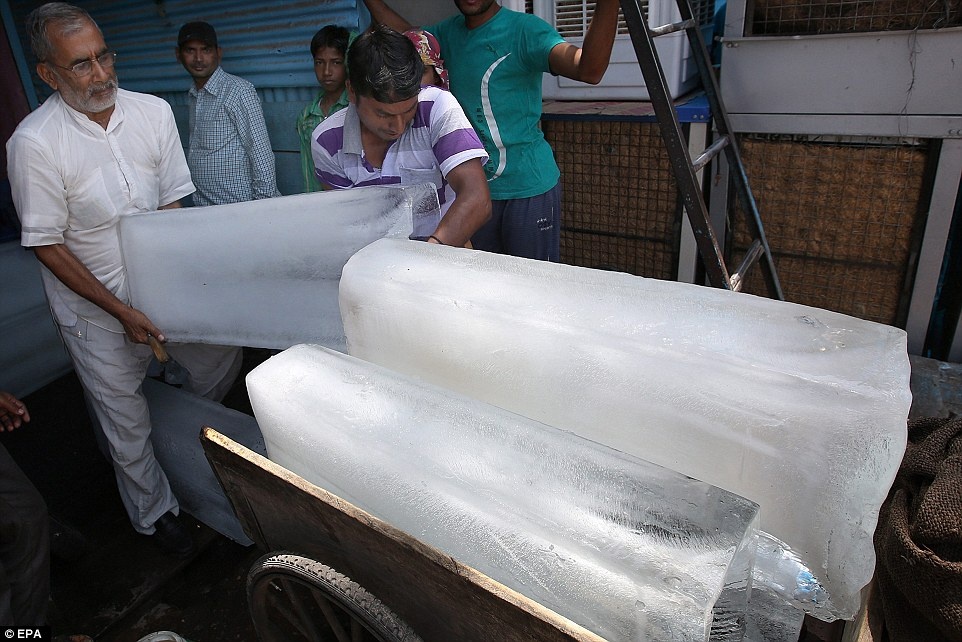 Nguoi An Do do xo mua da va may dieu hoa trong nang nong hinh anh