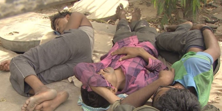 Dan An nam la liet duoi bong cay giua trua nang hinh anh