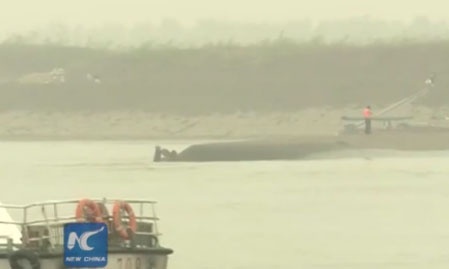 No luc cuu ho tau Trung Quoc lat hinh anh