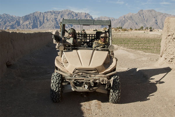 Đặc nhiệm Mỹ trên chiếc LTATV Kawasaki Tyrex 750 tuần tra tại tỉnh Farrah, Afghanistan. LTATV/ Lightweight Tactical All Terrain Vehicle là Xe địa hình chiến thuật hạng nhẹ, phục vụ các chiến dịch đặc biệt, trong đó có ở Afghanistan. Loại phương tiện này rất cơ động và dễ di chuyển bằng máy bay MH-47/CH-47 và CV-22/MV-22.