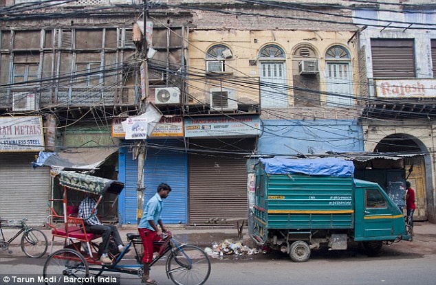 Day dien roi vao xe bus o An Do, 17 nguoi chet hinh anh