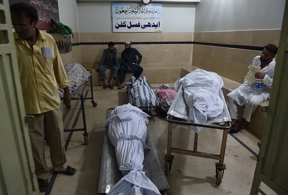 Thi the nan nhan soc nhiet do nang nong o Pakistan la liet trong nha xac hinh anh