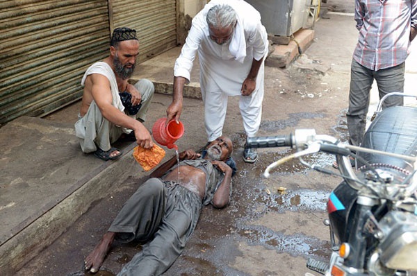 Dan Pakistan so cuu nan nhan soc nhiet giua pho hinh anh