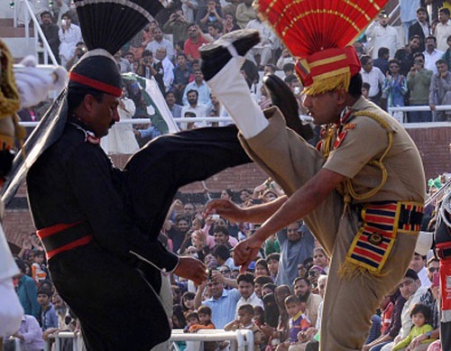 Nghi le dong cua doc dao o bien gioi An Do - Pakistan hinh anh