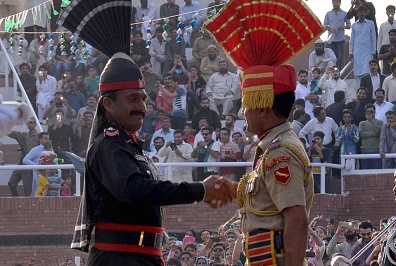 Cái bắt tay của 2 lính biên phòng mang quốc tịch khác nhau qua vạch phân cách. Trong hồi kèn cuối cùng, cánh cổng từ cả 2 phía được đóng sập lại. Nghi thức kết thúc và đám đông giải tán. Ảnh: Getty