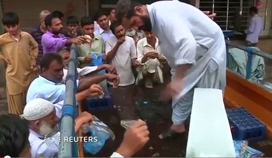 Dan Pakistan vat lon voi nang nong 45 do C hinh anh