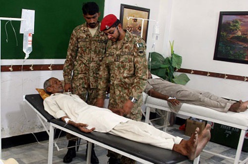 Linh dac nhiem Pakistan cuu nan nhan say nang hinh anh