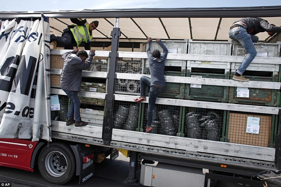 Nguoi di cu o Phap chui vao gam xe tai de vuot bien hinh anh