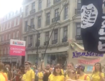 Phong vien CNN nham co quang cao do choi tinh duc voi co IS hinh anh