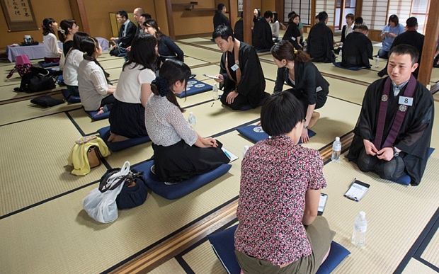 Sư và nữ tu trong buổi 