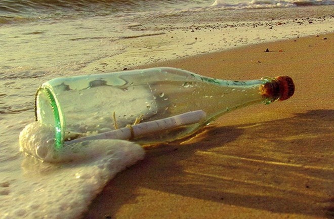 Phat hien buc thu bi an voi ngon ngu la trong chai tai Nga hinh anh