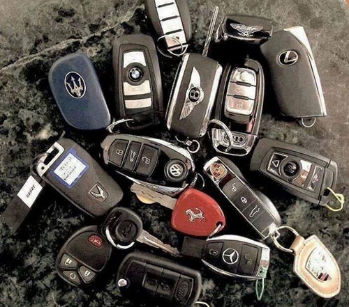 Hàng chục chiếc chìa khóa siêu xe của cậu ấm Ivan.
