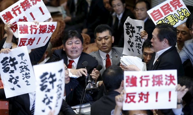 Nao loan tai Quoc hoi Nhat vi du luat phong ve tap the hinh anh