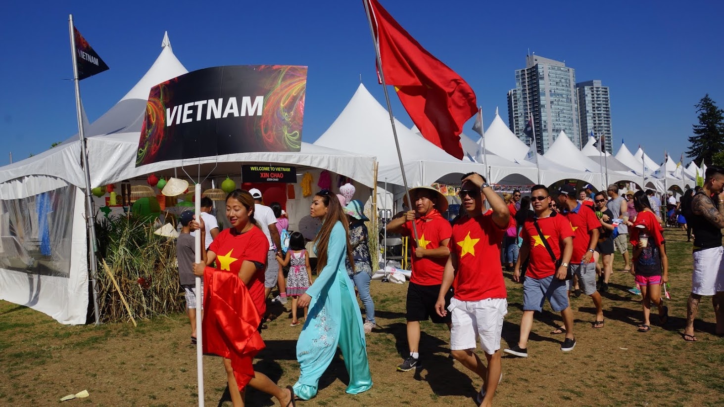 Co do sao vang tung bay trong le hoi tren dat Canada hinh anh