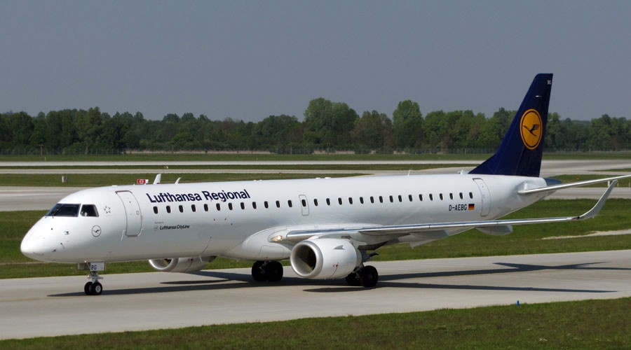 Phi co cho 108 khach suyt va cham may bay khong nguoi lai hinh anh