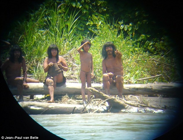 Năm nay, người ta đã hàng trăm lần ghi được hình ảnh thành viên của Mashco Piro đi săn bắn. Năm 2011, Jean-Paul van Belle, giáo sư thuộc đại học Cape Town, Nam Phi, đã chứng kiến cảnh thổ dân bên bờ sông. Ông giữ khoảng cách an toàn và ghi lại nhiều hình ảnh hiếm về bộ lạc nguyên thủy. Mashco Piro là một trong những nhóm người cuối cùng không liên hệ với thế giới văn minh. Họ sống theo du canh du cư, di chuyển qua nhiều nơi trong rừng.