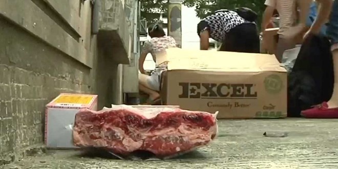 Thit thoi 40 nam tran lan tren duong pho Trung Quoc hinh anh