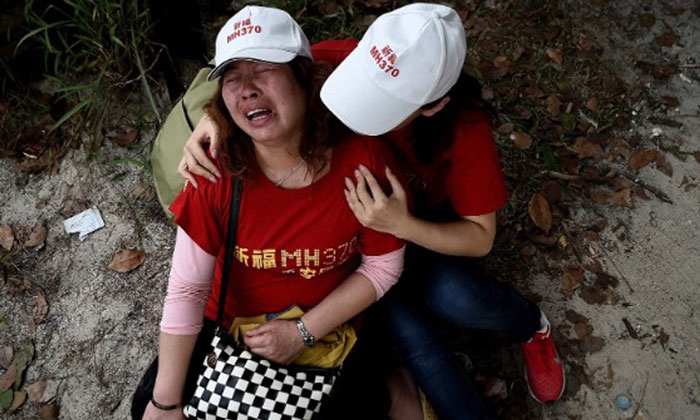 Than nhan hanh khach MH370 hoi hop truoc tin ve manh vo hinh anh