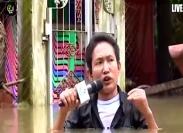 Nha bao Myanmar tac nghiep khi nuoc ngap toi nguc hinh anh