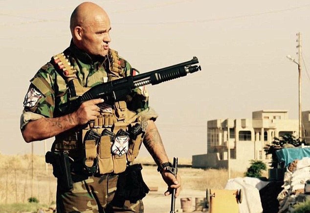 Nguoi dan ong hon 50 tuoi ban thuyen, xe hoi de chong IS hinh anh