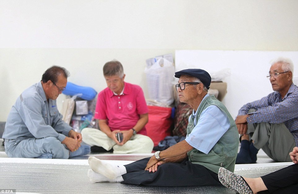 Người Hàn Quốc lánh nạn trong hầm trú ẩn gần biên giới với Triều Tiên sau khi hai nước đấu pháo ngày 20/8. Ảnh: EPA