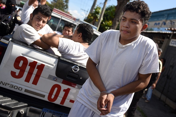 Dan El Salvador nho nguoi la dua con toi My de tranh bao luc hinh anh