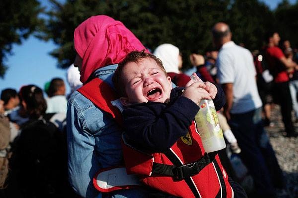 Anh xuc dong ve dong nguoi nhap cu toi chau Au hinh anh