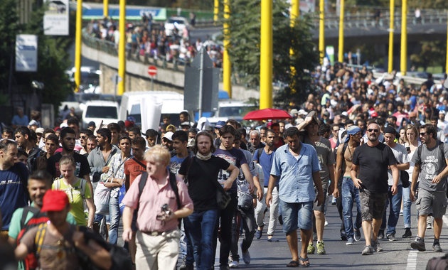 Dong nguoi di cu di bo toi bien gioi Hungary - Ao hinh anh