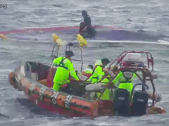 ​Tau ca Han Quoc chim, 8 nguoi chet hinh anh