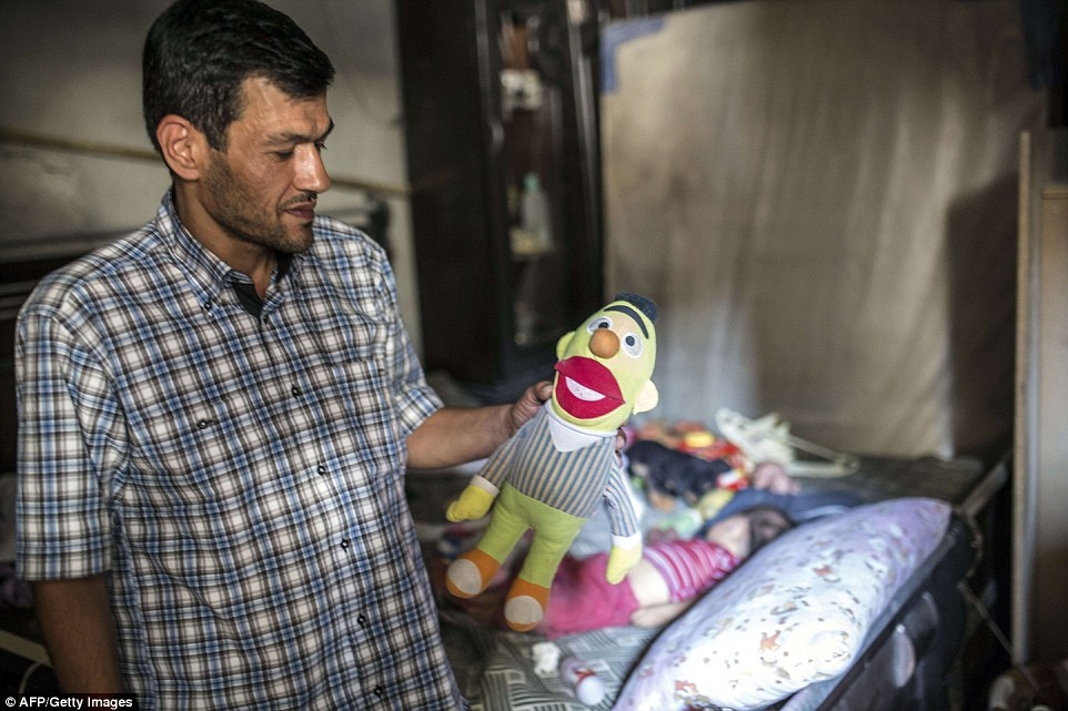 Cha be trai ti nan chet duoi tham lai phong con hinh anh