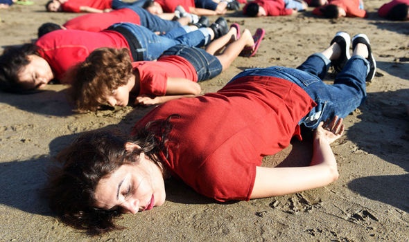 Nam sap tren bai bien de tuong nho cau be di cu Syria hinh anh