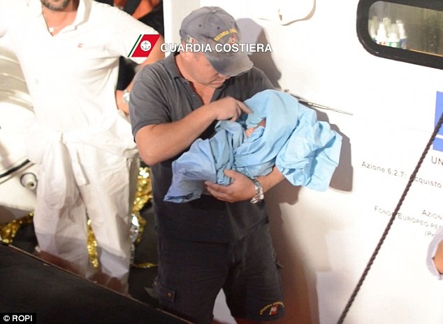 Linh bao ve bo bien nung be so sinh ti nan hinh anh