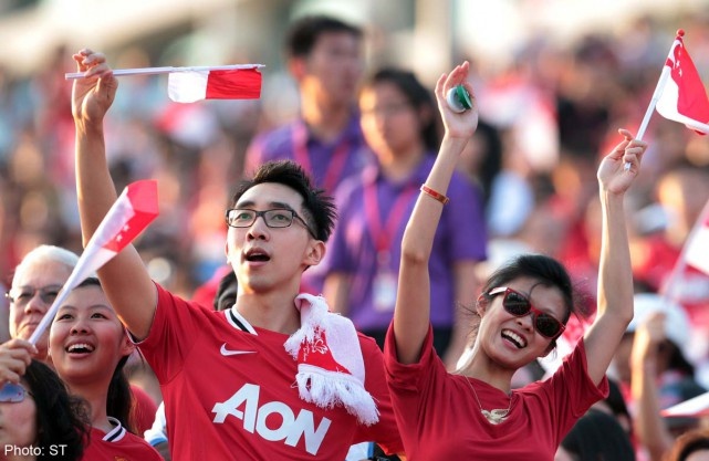 Nhieu nguoi Viet o Singapore mong dang cam quyen chien thang hinh anh