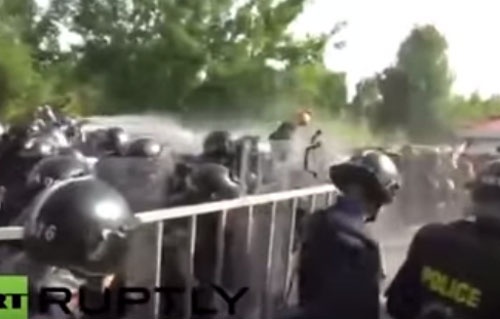 Canh sat Hungary xit hoi cay ve phia nguoi ti nan hinh anh