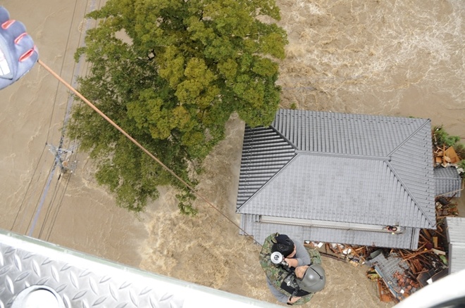 Lực lược Phòng vệ Nhật Bản giải cứu người dân mắc kẹt giữa dòng nước lũ. Theo cảnh sát nước này, ít nhất 28 người bị thương tại 10 tỉnh trong đợt ngập những ngày qua. Ảnh: Reuters.