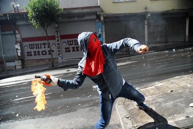 Tan cong bom xang tren xe buyt, 36 nguoi thuong vong hinh anh