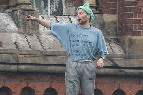 Ke sat nhan co thu 60 gio tren mai nha de xin pizza hinh anh