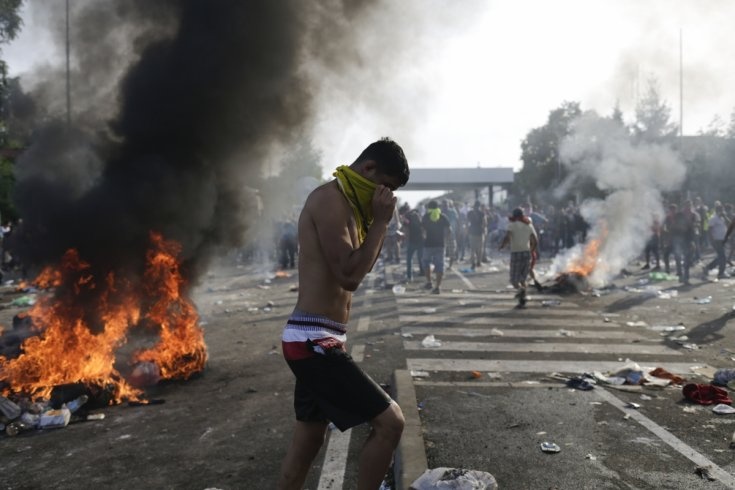 Hungary bat mot phan tu khung bo trong nhom nguoi di cu hinh anh