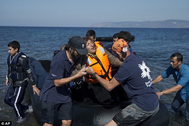 Thuyen cho nguoi ti nan va cham pha, 13 nguoi chet hinh anh